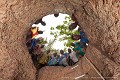 Intrigués, les habitants du village voisin se sont relayés deux jours durant autour du puits d’accès pour venir nous observer et discuter alors que nous levions le plan et photographions ce souterrain qui s’ouvre dans une plantation de palmiers à huile ; environs d’Abomey (Bénin), mars 2018. [1332N046 © Jérôme et Laurent Triolet/www.mondesouterrain.fr] Abomey 
 Bénin 
 Jérôme et Laurent Triolet 
 souterrain 
 souterrain-refuge 