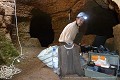 Essayant de ne pas se laisser distraire par les villageois qui nous observent depuis la surface, Laurent s’affaire autour du matériel dans la première salle du souterrain ; environs d’Abomey (Bénin), mars 2018. [P1050196 © Jérôme et Laurent Triolet/www.mondesouterrain.fr] Abomey 
 Bénin 
 Jérôme et Laurent Triolet 
 monde souterrain 
 puits 
 souterrain-refuge 