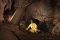 Pour illustrer notre livre Des monuments sortis de l’ombre, nous avons visité cet étonnant souterrains armoricain datant de l’âge du fer et dans lequel, sans doute pour la cacher, une stèle gauloise a été introduite à travers la voûte. En grossissant démesurément la stèle au premier plan, le grand angle transforme le face-à-face avec ce monolithe parfaitement taillé en une rencontre de science-fiction ; Bretagne (France), mai 2022. [1463N043 © Jérôme et Laurent Triolet/www.mondesouterrain.fr] Bretagne 
 Jérôme et Laurent Triolet 
 monde souterrain 
 souterrain 
 souterrain armoricain 
 stèle gauloise 
 âge du fer 