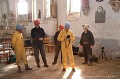 Nous avons retrouvé nos amis spécialistes des muches Hugues Dewerdt et Frédérick Willmann (coiffés de leurs casques orange), et nous nous apprêtons à descendre dans le grand souterrain-refuge villageois qui s’ouvre à l’intérieur de l’église de Mesnil-Domqueur ; Picardie (France), mars 2023. Photographie : Stéphanie Willmann. Jérôme et Laurent Triolet 
 Mesnil-Domqueur 
 Picardie 
 muche 
 souterrain 
 souterrain-refuge 