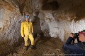 Pour son long-métrage documentaire, le réalisateur voulait filmer Laurent en train d’ajuster la position et la puissance des flashes de façon à obtenir un éclairage mettant en valeur la salle de ce souterrain-refuge ; Anjou (France), juin 2023. [1497N028 © Jérôme et Laurent Triolet/www.mondesouterrain.fr] Jérôme et Laurent Triolet 
 film documentaire 
 monde souterrain 
 photographie souterraine 
 souterrain 