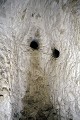 Meurtrière (trou de visée) dans un souterrain-refuge du Poitou (France). France 
 Poitou 
 centre-ouest 
 meurtrière 
 souterrain aménagé 
 souterrain-refuge 
 trou de visée 