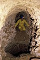 Dans ce souterrain-refuge creusé sous une motte castrale, le couloir d'accès est protégé par un puits-piège. France 
 Poitou 
 centre-ouest 
 puits-piège 
 souterrain aménagé 
 souterrain-refuge 