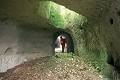 Salle doté d'un puits d'extraction dans un souterrain-refuge très étendu s'ouvrant dans des bois au nord de la Vienne (Poitou, France) France 
 Poitou 
 centre-ouest 
 puits d'extraction 
 souterrain aménagé 
 souterrain-refuge 