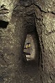 Franchissement d'un goulot destiné à ralentir la progression des assaillants (Poitou, France) France 
 Poitou 
 centre-ouest 
 goulot 
 souterrain aménagé 
 souterrain-refuge 