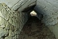 Galerie d'accès voutée en batière de façon à garantir sa stabilité (Poitou, France) France 
 Poitou 
 accès 
 batière 
 centre-ouest 
 souterrain aménagé 
 souterrain-refuge 