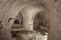 Salle d'un souterrain-refuge avec, au fond, le goulot d'accès (Touraine, France) France 
 Touraine 
 centre-ouest 
 salle 
 souterrain aménagé 
 souterrain-refuge 