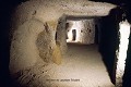 Rue souterraine avec les ouvertures de plusieurs salles, ville souterraine de Karsi Kilise (Cappadoce, Turquie). Cappadoce 
 Karsi kilise 
 Turquie 
 ville souterraine 