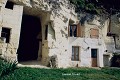 Maison entièrement creusée dans la roche (vallée du Cher, France). France 
 coteau 
 maison 
 troglodyte 
 vallée du Cher 