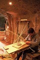 Vannier dans son atelier souterrain, l'hygrométrie de la cavité convient parfaitement au travail de l'osier (Touraine, France). Touraine 
 Val de Loire 
 habitat 
 troglodyte 
 vannier 