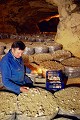Pour la cueillette, ce champignonniste utilise toujours la lampe à acétylène, culture en sacs, année 2002 (Gironde, France). Agaricus bisporus 
 Bordeaux 
 champignon 
 champignonnière 
 cueille 
 culture en sacs 