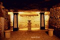 Les catacombes de Paris ne sont pas de véritables catacombes. Ici il s’agit de l’ossuaire accueillant les restes provenant du cimetière des Innocents et aménagé de 1785 à 1788, catacombes de Paris (France). France 
 Innocents 
 catacombes 
 ossuaire 
 paris 
 souterrain 