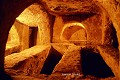Intérieur d’une  tombe à baldaquin  ( IVe-Ve siècle ap. J.-C.), catacombes Saint-Paul (Rabat, Malte). Rabat 
 baldaquin 
 catacombes 
 malte 
 saint paul 
 tombe 