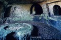 Table d’agape et « arcosolia », catacombes de Salina Bay (Malte). Salina Bay 
 agape 
 arcosolia 
 catacombes 
 malte 