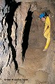 Feuillure destinée à accueillir une porte de bois située dans la galerie annulaire d'un souterrain annulaire (environs de Bressuire, Poitou, France). 
 France 
 Poitou 
 souterrain 
 souterrain aménagé 
 souterrain annulaire  