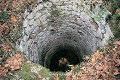 Ce puits d'extraction a ensuite servi de cheminée de ventilation ; il permettait également de descendre les grains dans le souterrain pour les stocker dans des silos creusés à sa base (Poitou, France). Poitou 
 centre-ouest 
 cheminée 
 extraction 
 puits 
 souterrain 
 souterrain aménagé 