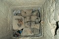 Ce puits d'extraction a été obstrué après le creusement tout en préservant dans un coin (en bas à gauche) un trou d'aération  (Touraine, France). Touraine 
 centre-ouest 
 puits d'extraction 
 souterrain 
 souterrain aménagé 
 souterrain-refuge 
 trou d'aération 
 ventilation 