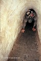 Tunnel de communication légèrement agrandi pour les visites, la progression y est particulièrement difficile du fait de l'exiguïté, de la chaleur et de l'humidité (Tunnels de Cu-Chi, au nord de Saigon). Cu-Chi 
 Vietnam 
 souterrain 
 tunnel du guerre 