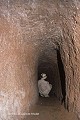 Descente vers l'abri anti-aérien (grand souterrain-refuge villageois de Vinh Moc  situé en bordure de la Mer de Chine méridionale, Vietnam). Vietnam 
 souterrain 
 souterrain-refuge 
 tunnel du guerre
Vinh Moc
 