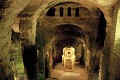 Eglise souterraine d'Aubeterre-sur-Dronne, la nef aurait été creusée durant le XIIe siècle (Charente, France). Aubeterre-sur-Dronne 
 Charente 
 France 
 troglodyte 
 troglodytique 
 église souterraine 