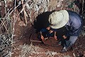 Pour restaurer les tunnels avant de les ouvrir à la visite, ces ouvriers travaillent de la même manière que  dans les années 1960 ; ils creusent avec une pioche et évacuent les déblais à l'aide de paniers de bambou (Tunnels de Long Phuoc, au sud de Saigon). Long Phuoc 
 Vietnam 
 souterrain 
 tunnel du guerre 