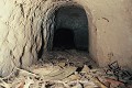 L'une des deux galeries abandonnées desservies par l'ancien accès. Les feuilles mortes, le guano de chauves-souris et une foule de petites bêtes occupent aujourd'hui les lieux (Tunnels de Cu-Chi, au nord de Saigon). Cu-Chi 
 Vietnam 
 Viêt-cong 
 souterrain 
 tunnel du guerre 