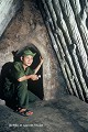 Salle servant d'abri anti-aérien et dont les parois étaient renforcées par des troncs d'arbres pour mieux résister aux bombes (Tunnels de Cu-Chi, au nord de Saigon). Cu-Chi 
 Vietnam 
 Viêt-cong 
 souterrain 
 tunnel du guerre 