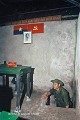 Reconstitution d'une salle semi-enterrée destinée à accueillir les réunions (Tunnels de Cu-Chi, au nord de Saigon). Cu-Chi 
 Vietnam 
 Viêt-cong 
 souterrain 
 tunnel du guerre 