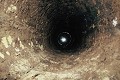 Puits à eau creusé dans une cuisine (Tunnels de Cu-Chi, au nord de Saigon). Vietnam 
 puits 
 souterrain 
 tunnel du guerre 