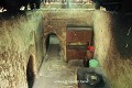 Reconstitution d'une cuisine installée dans une salle semi-enterrée (Tunnels de Cu-Chi, au nord de Saigon). Cu-Chi 
 Vietnam 
 Viêt-cong 
 cuisine 
 souterrain 
 tunnel du guerre 